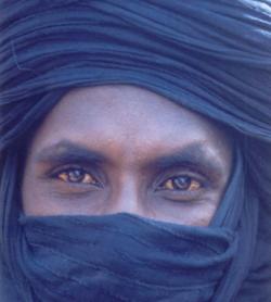 Moussa Ag Assarid es el mayor de trece hermanos de una familia nómada de tuaregs.    Nació al norte de Mali . Es autor de "En el desierto no hay atascos".