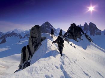 Un joven alpinista se hace famoso al haber intentado escalar una cumbre en 30 ocasiones, sin haberlo conseguido. Todas las veces iniciaba su ascenso emocionado admirando la cumbre nevada